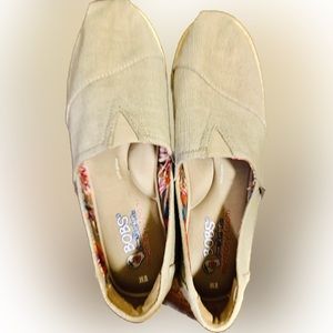 BRAND NEW NEVER WORN ! Bobs memory foam slide on tan canvas shoes ! Size 8W!